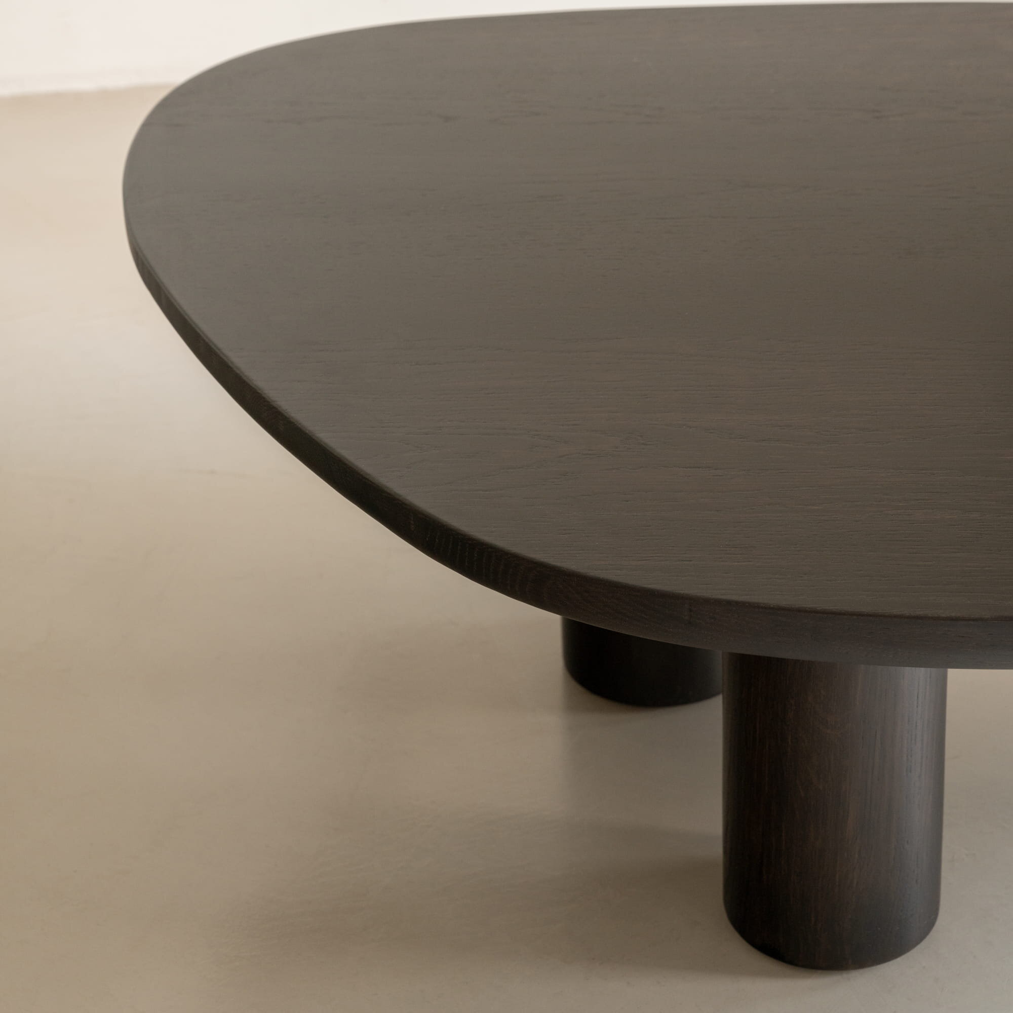 Blob Coffee Table Walnut naturel lacquer Walnut naturel lacquer